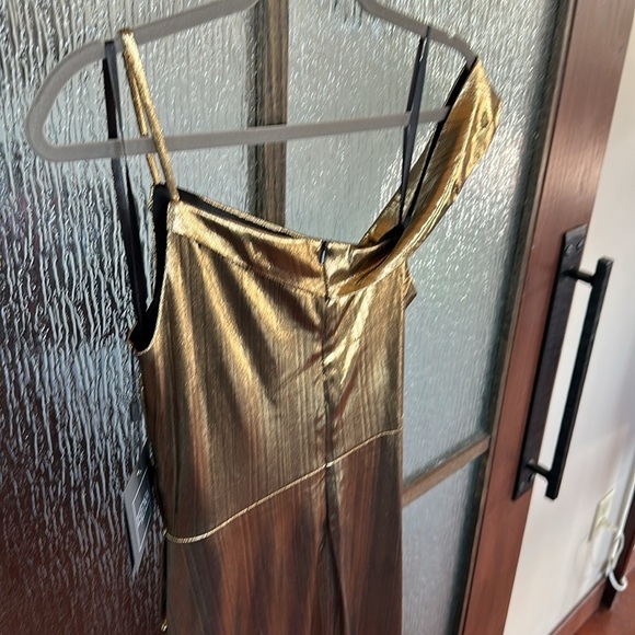 Mac Duggal
Metallic Off The Shoulder Gown size 6 NWT - Picture 10 of 12